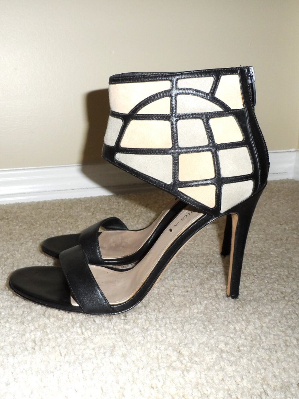 Via Spiga- Genuine Leather  Black Strappy Heels - size 8.5 - Picture 3 of 13